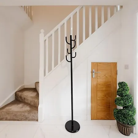 Detached 5 Bedroom In With Driveway גלאזגו