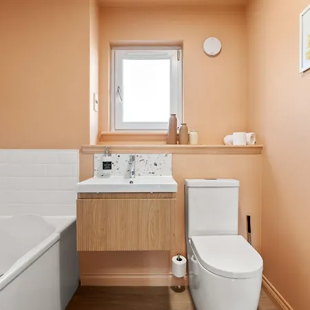 Spacious 5br Townhouse With Free Parking
