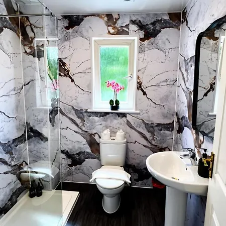 Large 3-bed With Private Garden Glasgow