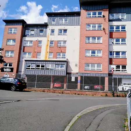 A Spacious Double With Wi-fi & Parking Space Glasgow