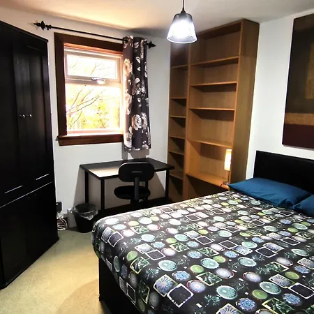 Pi-garden House - 4 Double Bedrooms - Free Optic Fibre Wifi And Parking גלאזגו