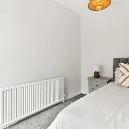 Charming 3 Bdr Near Glasgow-sleeps 8-parking בית נופש גלאזגו