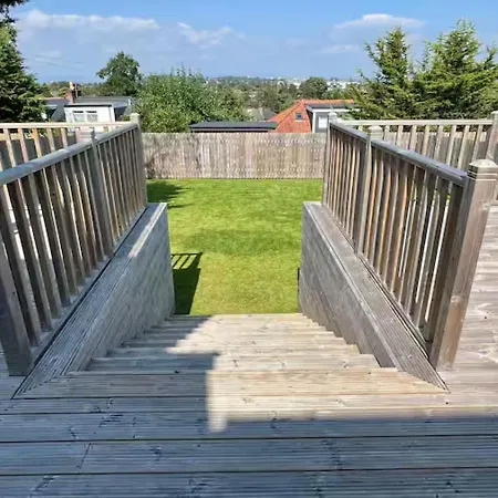 Luxury 3 Bed House In Giffnock. Big Garden Drive - Pass The Keys גלאזגו