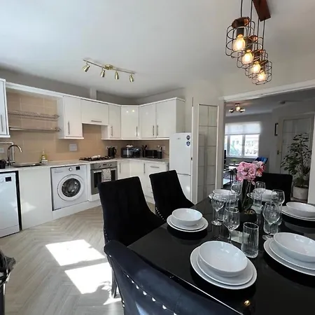 Large 3-bed With Private Garden Glasgow
