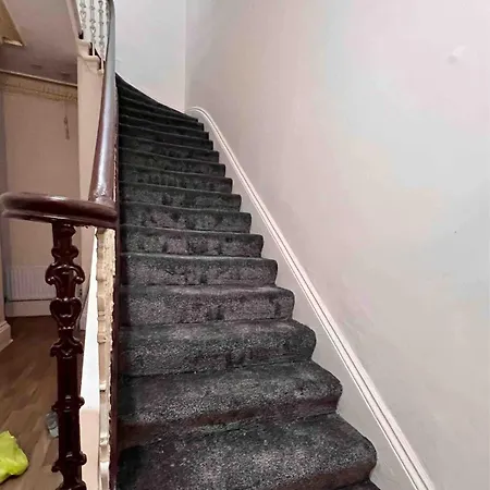 בית נופש Cosy 5-bed House Free Parking Group Contractor Family Friendly