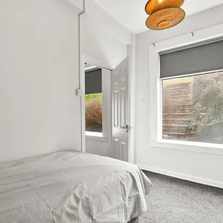 Charming 3 Bdr Near Glasgow-sleeps 8-parking בית נופש גלאזגו