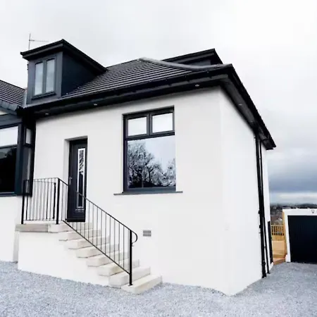 Luxury 3 Bed House In Giffnock. Big Garden Drive - Pass The Keys * Glasgow