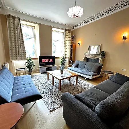 בית נופש Cosy 5-bed House Free Parking Group Contractor Family Friendly
