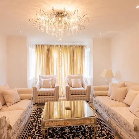 בית נופש Comfortable & Fabulous Family With Garden - Pass The Keys