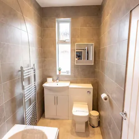 Luxury 3 Bed House In Giffnock. Big Garden Drive - Pass The Keys