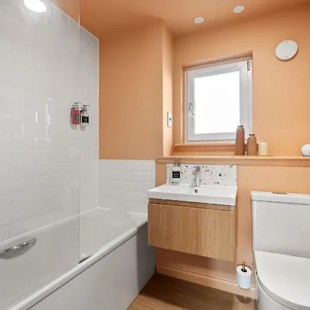 Spacious 5br Townhouse With Free Parking בית נופש *