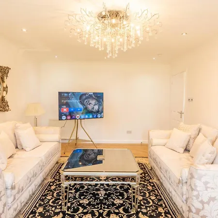 Comfortable & Fabulous Family With Garden - Pass The Keys