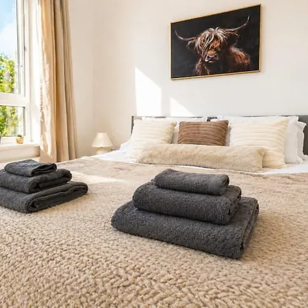 בית נופש Cosy 2 Bdr In Glasglow - Sleeps 6 - Parking גלאזגו