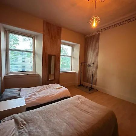 Cosy 5-bed House Free Parking Group Contractor Family Friendly