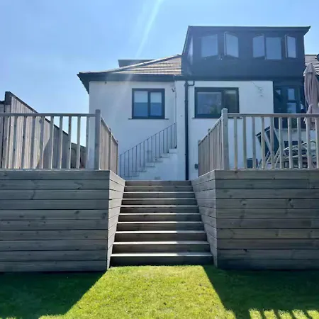 Luxury 3 Bed House In Giffnock. Big Garden Drive - Pass The Keys