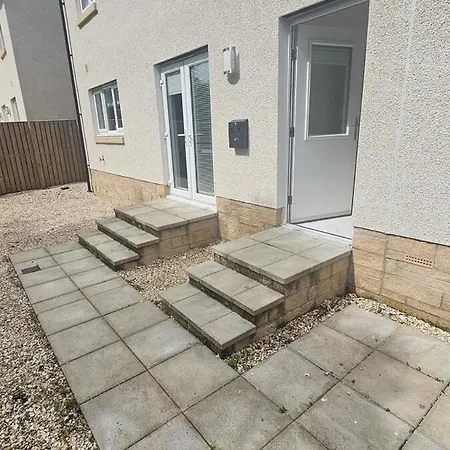 Detached 5 Bedroom In With Driveway *