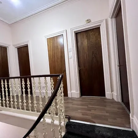 Cosy 5-bed House Free Parking Group Contractor Family Friendly גלאזגו