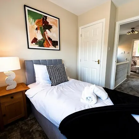 Large 3-bed With Private Garden Glasgow