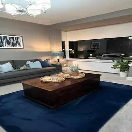 Luxury 3 Bed House In Giffnock. Big Garden Drive - Pass The Keys בית נופש גלאזגו