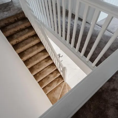 Detached 5 Bedroom In With Driveway בית נופש *