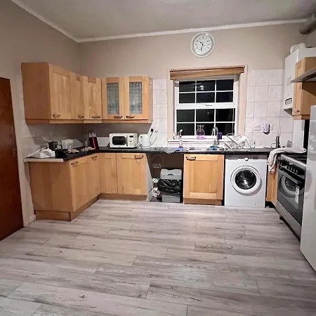 Cosy 5-bed House Free Parking Group Contractor Family Friendly * גלאזגו