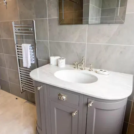 בית נופש Luxury 3 Bed House In Giffnock. Big Garden Drive - Pass The Keys *