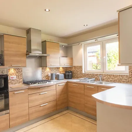 Comfortable & Fabulous Family With Garden - Pass The Keys *