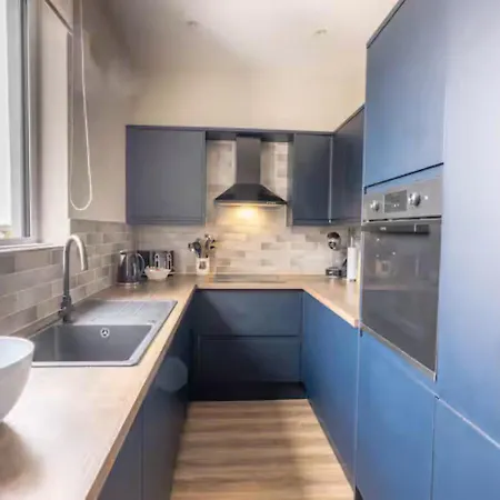 Luxury 3 Bed House In Giffnock. Big Garden Drive - Pass The Keys בית נופש