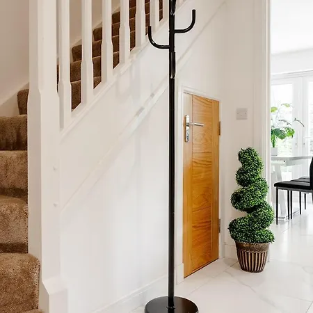 Detached 5 Bedroom In With Driveway *