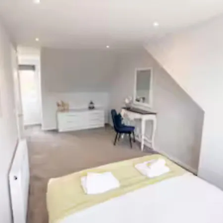 בית נופש Luxury 3 Bed House In Giffnock. Big Garden Drive - Pass The Keys *