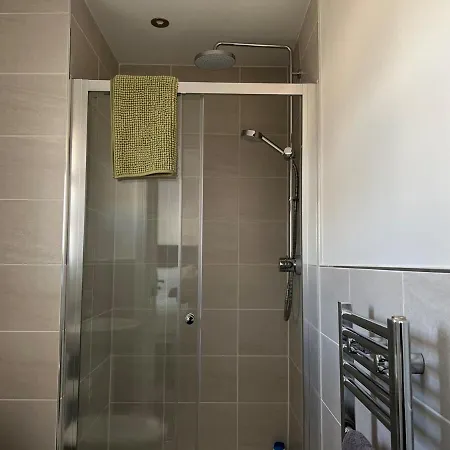 Detached 5 Bedroom In With Driveway * גלאזגו