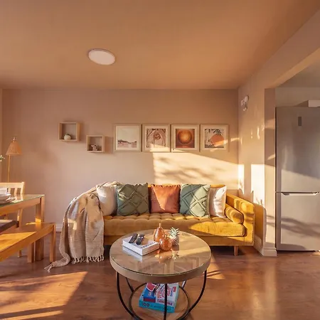Spacious 5br Townhouse With Free Parking בית נופש