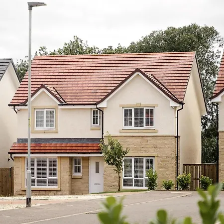 Detached 5 Bedroom In With Driveway * גלאזגו