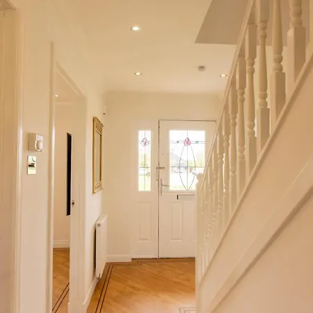 Comfortable & Fabulous Family With Garden - Pass The Keys בית נופש *