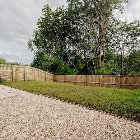 Detached 5 Bedroom In With Driveway גלאזגו