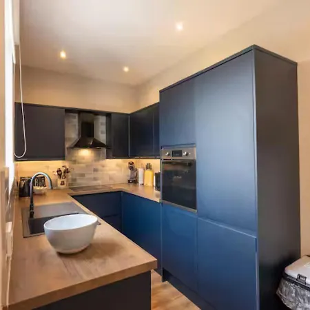 Luxury 3 Bed House In Giffnock. Big Garden Drive - Pass The Keys * גלאזגו