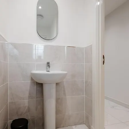 Detached 5 Bedroom In With Driveway בית נופש גלאזגו