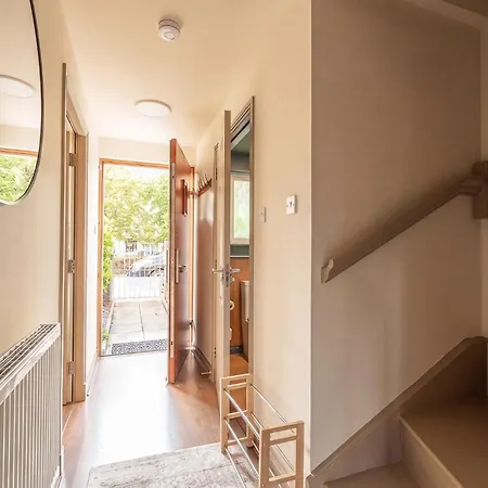 Spacious 5br Townhouse With Free Parking בית נופש