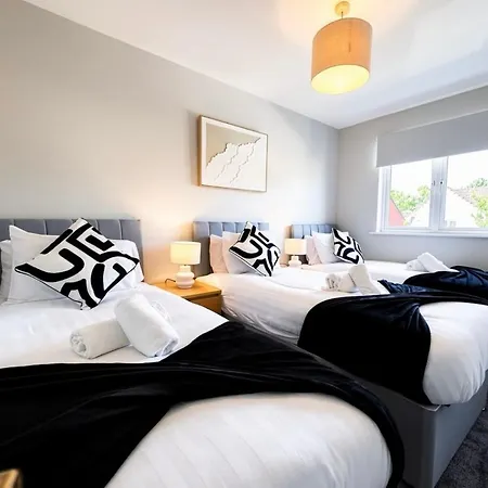 Large 3-bed With Private Garden * Glasgow
