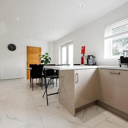 Detached 5 Bedroom In With Driveway גלאזגו