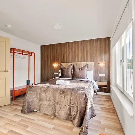 Spacious 5br Townhouse With Free Parking