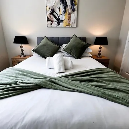 Large 3-bed With Private Garden *