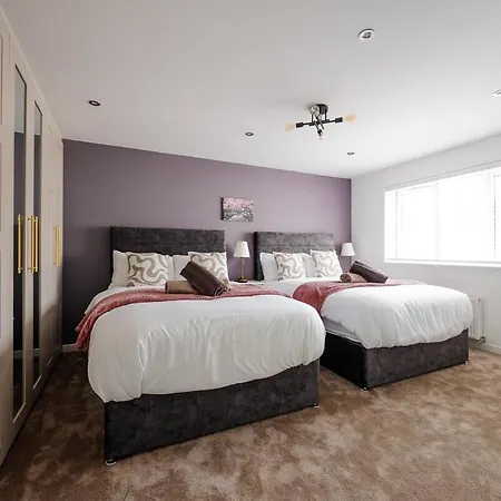 Detached 5 Bedroom In With Driveway בית נופש גלאזגו