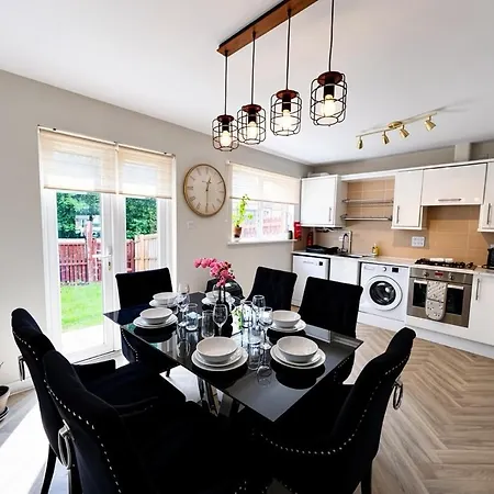 Villa Large 3-bed With Private Garden Glasgow