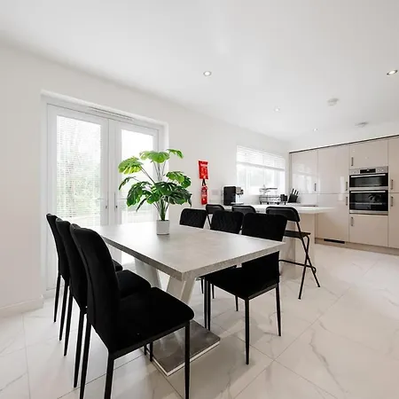Detached 5 Bedroom In With Driveway גלאזגו