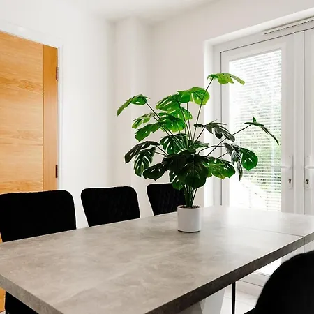 Detached 5 Bedroom In With Driveway בית נופש גלאזגו