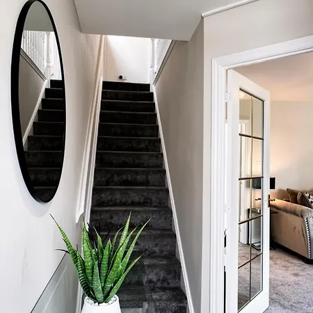 Large 3-bed With Private Garden Villa