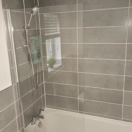 Detached 5 Bedroom In With Driveway בית נופש גלאזגו