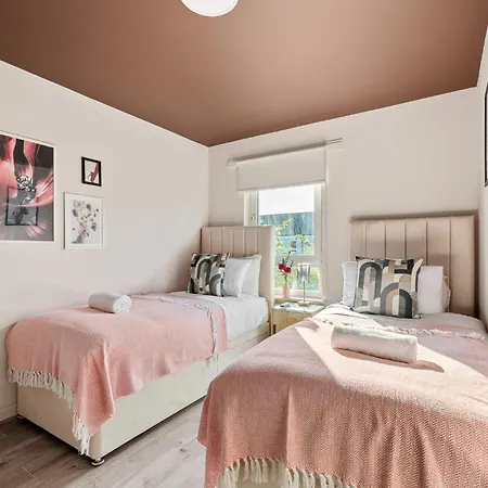 Spacious 5br Townhouse With Free Parking * גלאזגו