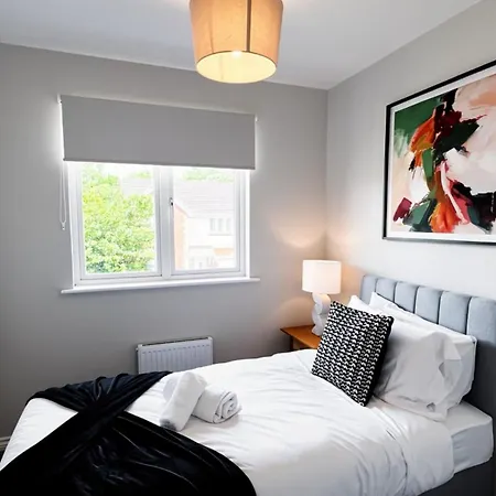 Large 3-bed With Private Garden Villa Glasgow